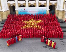 Khoảng 500 phụ nữ toàn quốc xếp khối hình lá cờ Tổ quốc trước Nhà hát Lớn Hà Nội