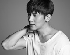 Mỹ nam Ji Chang Wook gây sốc khi công khai phì phèo thuốc lá trên livestream