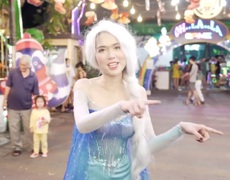 Ngọc Trinh cosplay "Nữ hoàng băng giá" tặng quà Noel, tưởng rất lạ mà ai cũng nhận ra 