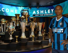 Ashley Young chia tay MU đến Inter Milan
