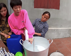 Dịch Covid-19: Bà Tân Vlog làm nồi gel sát khuẩn siêu to khiến xóm làng nức lòng