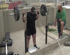 Vì COVID-19, VĐV cử tạ Iraq biến mái nhà thành... phòng tập gym