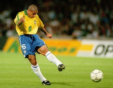 Giải mã cú sút phạt 'quả chuối' không tưởng của Roberto Carlos
