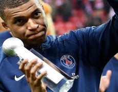 Kylian Mbappe nhận danh hiệu Vua phá lưới Ligue 1 2019/2020