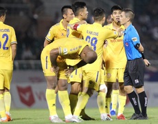 Trọng tài Mai Xuân Hùng nhận án phạt từ VFF