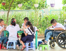 Cậu bé bị teo cơ tủy bẩm sinh và không gian đọc 4000 đầu sách