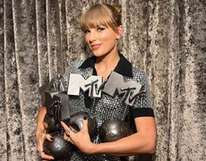 Taylor Swift thắng lớn tại MTV EMAs 2022; BTS và Blackpink đều có giải