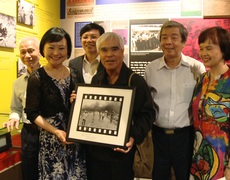 Cuộc gặp gỡ 50 năm của nhiếp ảnh gia Nick Út và “Em bé Napalm” tại Việt Nam