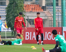 VIDEO AFF Cup ngày 12/12: Văn Hậu và Ngọc Hải tập riêng cùng bác sĩ