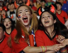 Cổ động viên Hàn Quốc ăn mừng chiến thắng trước Bồ Đào Nha