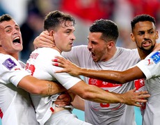 Serbia 2-3 Thụy Sĩ: Rượt đuổi kịch tính, Thụy Sĩ giành vé đi tiếp