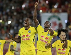 Điểm nhấn vòng 5 V-League: Các ứng viên đều hụt hơi 