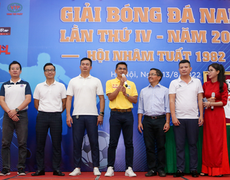 HLV Kiatisuk tặng áo đấu làm từ thiện tại giải bóng đá Nhâm Tuất 1982