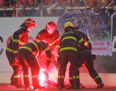 Video AFF Cup 13/1: Cổ động viên đốt pháo sáng, VFF đối mặt với án phạt từ AFF