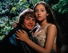 Hai diễn viên Romeo & Juliet kiện Paramount vì cảnh nude cách đây 55 năm