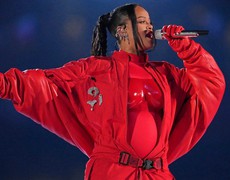 Rihanna trở lại cực sung tại Super Bowl dù đang mang thai
