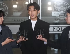 Yoo Ah In xanh xao trong lần đầu lộ diện sau scandal chất cấm