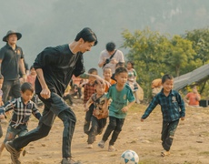 Showbiz Việt 18/5: Hơn 1000 trẻ em được nhận nuôi nhờ Đen Vâu; Đông Nhi bất ngờ đón nhận 2 thành tích mới lần đầu tiên đạt được trong sự nghiệp