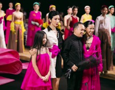 Showbiz Việt 25/5: Nhà mốt Hà Linh Thư ra mắt BST thời trang lấy cảm hứng nghệ thuật chèo; Erik tung MV lần đầu hợp tác cùng rapper Phúc Du