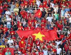 Người hâm mộ Việt Nam nhuộm đỏ khán đài sân Offenbach am Main