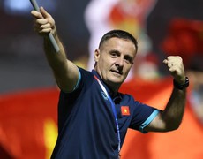 VIDEO trợ lý HLV Troussier 'thả tim' quốc kỳ Việt Nam đầy tình cảm