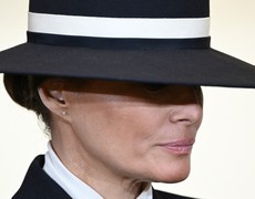 Vì sao bà Melania Trump đội mũ trong lễ nhậm chức của chồng