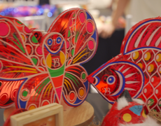 Trải nghiệm mới từ làm bánh dẻo lạnh đến đèn lồng giấy kiếng