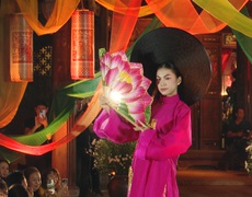 Tôn vinh vẻ đẹp áo dài trong chuỗi hoạt động chào mừng Ngày Di sản văn hóa