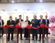 Chiêm ngưỡng 80 tác phẩm họa vàng trên kim loại của họa sĩ Thiên Hải