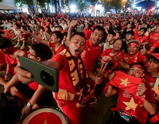 U22 Việt Nam khiến người hâm mộ ngất ngây, đổ ra đường 'đi bão' ăn mừng  