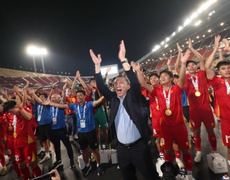 Màn nhận HCV SEA Games 33 đầy cảm xúc của thầy trò HLV Kim Sang Sik