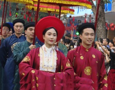 Tái hiện nghi lễ cưới truyền thống qua sắc màu Việt phục