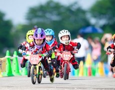 Cua-rơ nhí trổ tài đua xe thăng bằng tại Hà Nội