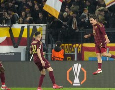 Tin bóng đá 21/2: Nhiều ‘ông lớn’ thoát hiểm ngoạn mục | Lượt về play-off Europa League