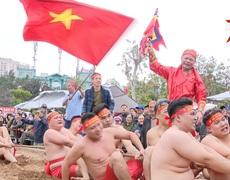 Sôi động thực hành kéo co ngồi tại Đền Trấn Vũ, Long Biên, Hà Nội