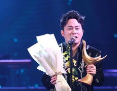 Nhận giải Bài hát của năm, Tùng Dương là nghệ sĩ nắm giữ số lượng cúp Cống hiến kỷ lục