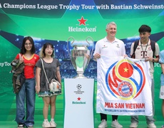 Người hâm mộ thích thú khi tận mắt chiêm ngưỡng Cúp UEFA Champions League và giao lưu cùng Bastian Schweinsteiger 