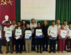 Thông tấn xã Việt Nam trao quà cho các hộ nghèo tại Điện Biên