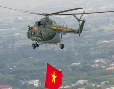 Trực thăng kéo cờ, tiêm kích nhào lộn ở trung tâm TPHCM