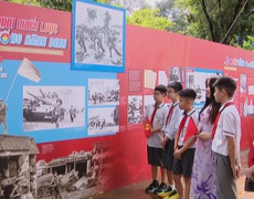Học lịch sử từ triển lãm “Con đường thống nhất” tại Di tích Cách mạng Nhà và Hầm D67
