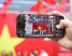 Hào hứng check-in với Bản tin Chiến thắng 30/4 và cờ Tổ quốc tại Thông tấn xã Việt Nam