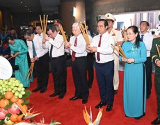 Lãnh đạo Thành phố Hồ Chí Minh dâng hương giỗ Tổ Hùng Vương
