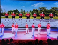 Những đóa hoa tươi thắm của người Việt tại Lào kính dâng lên Bác 