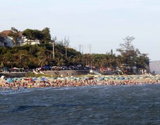 Biển Phan Thiết đông đúc người dân và du khách