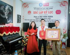 Tranh chân dung các lãnh tụ vẽ bằng búa của Họa sĩ Bùi Quốc Toản được trao bằng kỷ lục