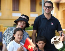 Du khách nước ngoài ấn tượng với đại lễ dân tộc Việt Nam