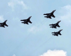 CẬN CẢNH: Tiêm kích Su-30MK2 trình diễn thả bẫy nhiệt trên bầu trời Hà Nội