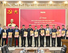 Thắm đượm tình quân dân qua những tờ báo Xuân tặng các chiến sĩ biên giới, hải đảo