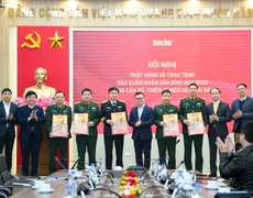 Báo Nhân Dân trao 40 nghìn số Xuân Bính Ngọ tặng cán bộ, chiến sĩ biên giới, hải đảo