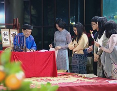 Khách nước ngoài thích thú trải nghiệm Tết Việt truyền thống tại Hội Xuân Bính Ngọ